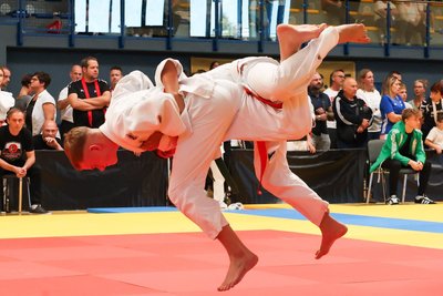 Wurde respektabler Fünfter: Dominik Roth vom ASV Oelsnitz (vorn), der hier seinen Gegner Farzin Mamadbeko (Köthener SV) fliegen lässt.