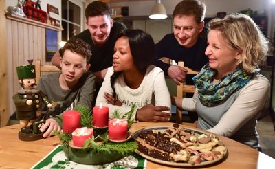 Ohne Räuchermann keine Erzgebirgsweihnacht: Elias Kuhnert (links) erklärt Masello in der Mitte, wie die Schwaden aus dem Bergmann kommen. Die Familie - mit Samuel, Wolfram und Ines Kuhnert (hinten von links) - hat ihre Tür geöffnet: Sie will andere Menschen kennenlernen.