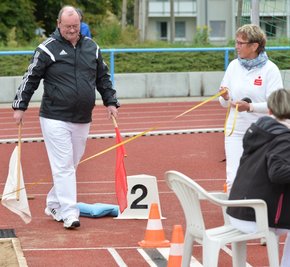 Mit prüfendem Blick: Wilfried Baumgart schaut genau hin. Der Kampfrichter kontrollierte am Sonntag beim Weitsprung, ob die Teilnehmer den Balken getroffen ober übertreten haben. 