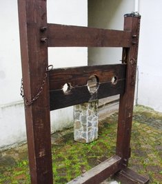 Über diesen Pranger drangen die Diebe in das Schloss ein. Jetzt wurde er verschraubt.
