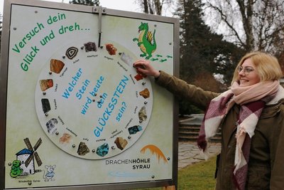 Einem Glücksrad nachempfunden, vermittelt diese neue Schautafel ebenfalls Wissenswertes. Johanna Schlagner, die vor Ort ein freiwilliges soziales Jahr absolviert, hat den Dreh bereits raus.