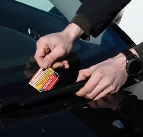 Sie sind oft ein Grund für Ärger: die Werbekarten der Autohändler. 