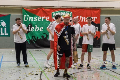 Trainer Willi Kühn wurde von seiner Mannschaft in ein Königskostüm gesteckt.
