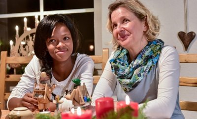 Sie unterhalten sich, hören einander zu, erklären Bräuche aus Deutschland und Südafrika.
