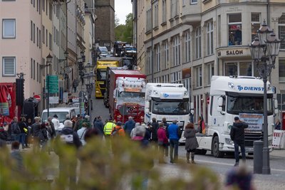 30 Fahrzeuge rollten ins Stadtzentrum. Deutlich mehr blieben auf dem Kätplatz stehen.