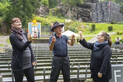 Übersetzen die Olsenbande-Inszenierung in Gebärdensprache: Mirijam Fein-Scheunert, Peter Eichler und Katrin Floß (v. l.).