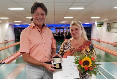 Petra Werner ist Schatzmeisterin beim KSC Reichenbach/Mylau. Von Kreissportbund-Präsident Steffen Fugmann gab es als Lohn für ihr Engagement für sie nicht nur Blumen.