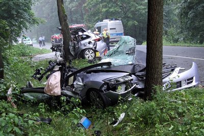 Der Mazda wurde beim Aufprall in zwei Teile zerrissen.