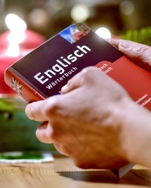 Unverzichtbar dabei: das Wörterbuch.