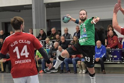Für Tommy Löbner (Mitte) und seine Zwönitzer wird es nicht leicht, sich wieder aufs Handballspielen zu konzentrieren. Gegen den KJS-Club muss dringend ein Sieg her – im Vorjahr klappte das deutlich.