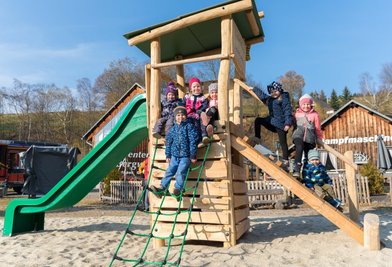 Passend zum Bergwerk nebenan wurde das erste Gerät auf dem neuen Spielplatz einem Förderturm nachempfunden. Den Kindern ist das egal. Sie sind von der Spielmöglichkeit begeistert.