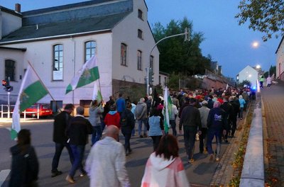 Reichlich 200 Personen nahmen am Montagabend am Spaziergang in Zschopau teil.