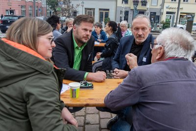 Theresia Schumann sowie Danny Przisambor und Olaf Horlbeck (von links) hören sich an, was ein 83-Jähriger ihnen zu sagen hat.