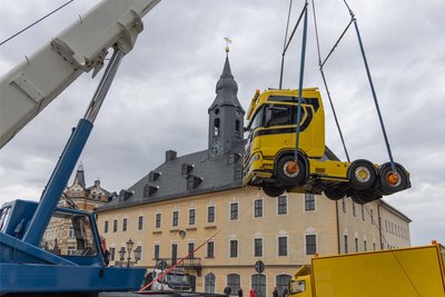 Ein Lkw wurde von einem Kran in die Luft gezogen.