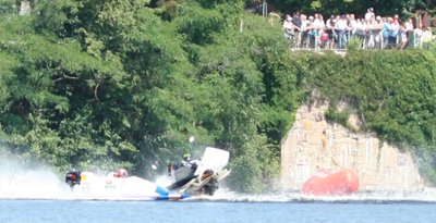 
              <p class="artikelinhalt">In diesem Moment ist es passiert: Das Motorboot des 16-jährigen Rennfahrers (rechts) schiebt sich am Sonntagnachmittag auf dem Kriebsteinsee unter das Boot eines 43-jährigen Rennteilnehmers. </p>
            