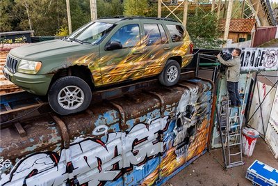 Der neue Themenbereich "Garage" in Zone 22. In der Autowerkstatt des Grauens sollte man auf alles gefasst sein. Im Bild montiert David Schlegel von der LEC GmbH aus Eibenstock einen Scheinwerfer. 
