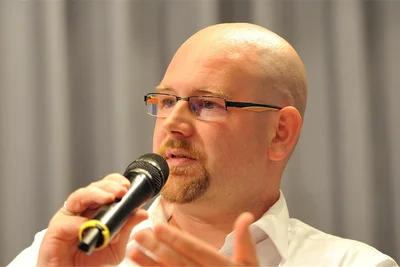 Bad Brambachs Amtsverweser Torsten Schnurre (FDP) sieht Aktionen von Bürgern in sozialen Medien, mit Fotos aus Überwachungskamera nach Tatverdächtigen zu suchen, für kritisch.