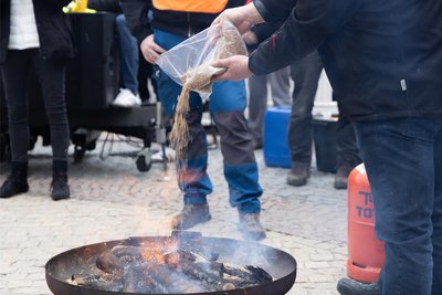 Eine Tüte Weizen wurde in einer Feuerschale verbrannt. Damit sollte verdeutlicht werden, dass das Landwirtschaftsprodukt weniger wert sei als Öl.