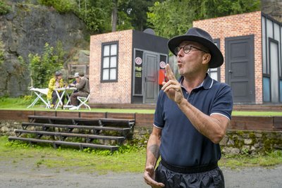 Gebärdensprachdolmetscher Peter Eichler in Aktion: Was Benny, Egon und Kjeld beim Bier besprechen, übersetzt er mit Gebärden für Gehörlose.