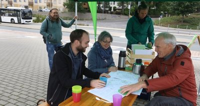 Bernhard Herrmann (r.) erklärt den Verkehr der Zukunft.