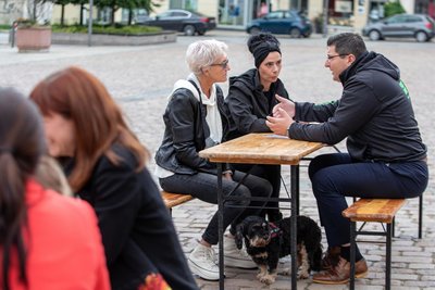 Wer hätte geahnt, dass dem Landrat (rechts) mitten in Plauen aus der Hand gefressen wird? Nur der Hund hätte es gewusst.