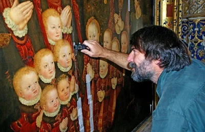 
              <p class="artikelinhalt">Restaurator Manfried Eisbein bei Arbeiten am Altarbild von Lucas Cranach d. J. in der Schlosskapelle Augustusburg. Das Werk ist der Blickfang der im 16. Jahrhundert gebauten Kirche. </p>
            