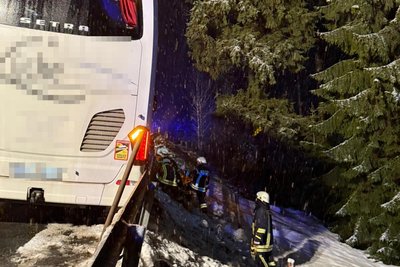 Der Reisebus in gefährlicher Lage. Die Menschen drinnen mussten über das Fahrerfenster nach draußen in Sicherheit gebracht werden.