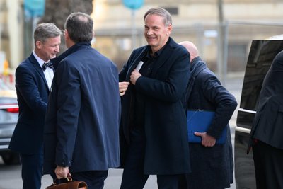 Oliver Blume (3.v.l), Vorstandsvorsitzender des Autobauers Volkswagen kommt vor einem Gespräch mit Michael Kretschmer (CDU), Ministerpräsident von Sachsen, an der Staatskanzlei an.