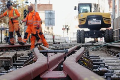 Im ersten Bauabschnitt im vorigen Jahr wurden bereits Sonderweichen mit federnd beweglichen Herzstücken eingebaut. 