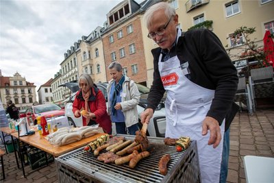 Reden macht hungrig: Thomas Gottwald, Anneliese Meyer und Christa Kett versorgten die Gäste.