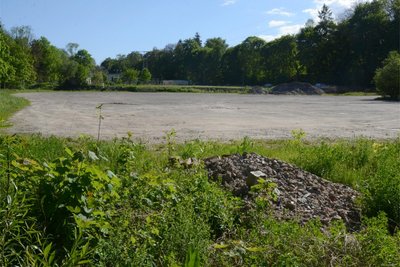 Sieht noch so gar nicht nach Landesgartenschau aus: das Parkplatzgelände an der Straße zwischen Auerbach und Rodewisch.