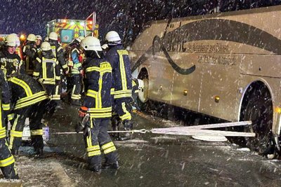 Der Bus stürzte deshalb nicht den Hang hinab, weil er mit Drähten und Gurten gesichert werden konnte. Ein Anfahren des Busses aus eigener Kraft haben die Feuerwehrleute abgelehnt: zu gefährlich.
