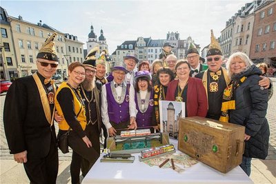 Auf dem Plauener Altmarkt übergaben die Karnevalisten am Mittwochmittag die Stadtkasse an Bürgermeisterin Kerstin Wolf.