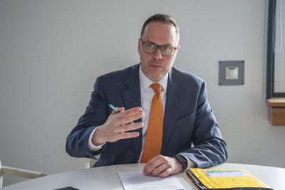 Sachsens Wirtschaftsminister Dirk Panter fordert klare Zukunftsperspektiven für die VW-Standorte im Freistaat.