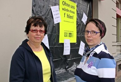 Barbara Näser-Küchler (rechts) vom Optikerfachgeschäft - mit Kundin Bärbel Eibisch aus Fraureuth - gehört zu den Mitorganisatoren der Aktion in Werdau.