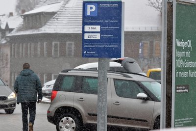 Am Fachmarktzentrum am Bahnhof darf jetzt zwei Stunden lang geparkt werden.