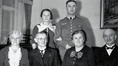 Verlobung 1938 in Zschopau: Fritz Menzer (hinten) zusammen mit seiner Frau Käthe Martin-Hille, seinen Schwiegereltern und weiteren Gästen. In der Motorradstadt lebte das Ehepaar dann auch von 1945 bis zur Flucht 1949.