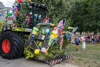 Am Samstag ist Schulanfang in Wiederau. Schon 2018 wurden die Zuckertüten mit einem großen Feldhäcksler gebracht.