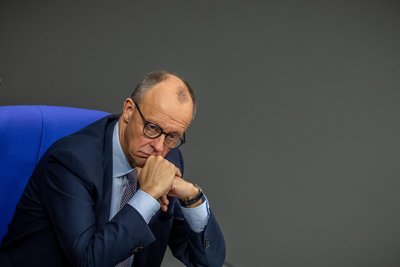 Bundeskanzler Friedrich Merz (CDU) hält an der Brandmauer zur AfD fest und will diese inhaltlich stellen.