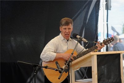 Szene-Idol Frank Rennicke setzt sich für die Umvolkung ein. 