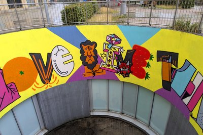 Das fertige Wandbild „Live the Life you love" in Chemnitz.