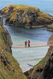 Die Seilbrücke von Carrick-a-Rede ist eine der großen Attraktionen an der Causeway Coast – und für manch einen gar nicht so leicht zu nehmen.