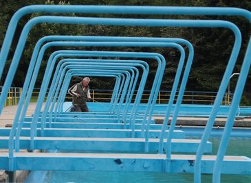 Schwimmmeister Axel Freudenberg sorgt mit einem Hochdruckreiniger dafür, dass die Badebecken und Böden im Freibad Erdmannsdorf für die Saisoneröffnung am Wochenende glänzen.
