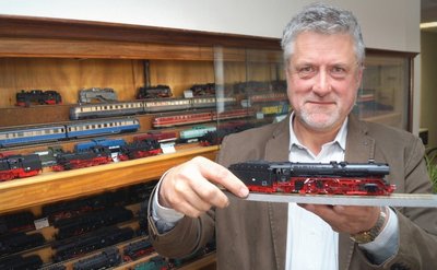 Mehr Platz für "Made in Germany": Matthias Richter mit dem neuen Modell einer Reisezug-Dampflok, das ab Juni verkauft wird.