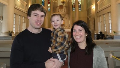 Fototermin in der Schlosskirche Netzschkau. Samuel Friebis mit seiner Frau Julia und dem zweijährigen Sohn Josia. 