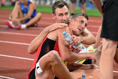 Die Zukunft des Zehnkampfes: Der zweitplatzierte Schweizer Simon Ehammer (Vorn), auch erst 22 Jahre alt, liegt nach dem großen Showdown über 1500 Meter in den Armen von Europameister Niklas Kaul. Dieser ist nur zwei Jahre älter.