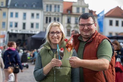 Die Weinhändler Monika und Péter Sólyom aus der Nähe des Plattensees kredenzten auf dem Plauener Herbst Wein-Cocktails - mit und ohne Alkohol.