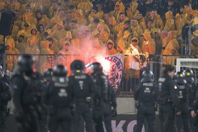Während der gut 20-minütigen Unterbrechung des Topspiels der Zweiten Bundesliga am Karsamstag zwischen Dynamo Dresden und Hertha BSC verbrannten Fans von Dynamo eine offenbar erst kurz zuvor erbeutete Fahne aus dem Auswärtsblock.