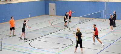 Am Dienstagabend spielen Studenten in der Lothar-Otto-Sporthalle an der Feldstraße Badminton.