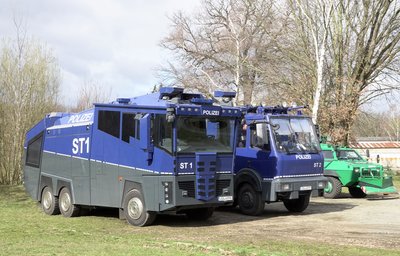 Auch Wasserwerfer waren vorsorglich nach Chemnitz gebracht worden. 